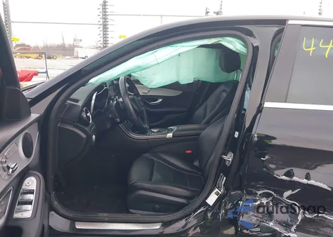 2018 Mercedes-Benz C 300 4Matic z USA, uszkodzony, nr VIN 55SWF4KB7JU265935